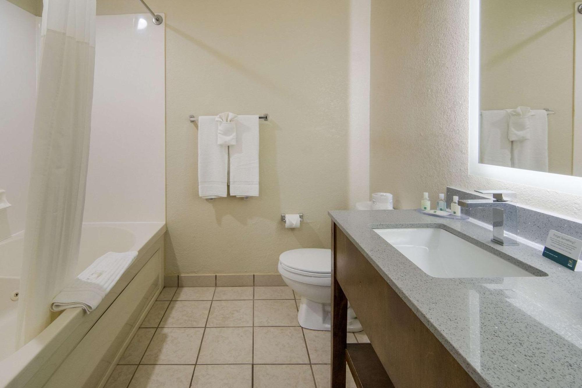 Quality Inn & Suites Roanoke - Fort Worth North מראה חיצוני תמונה