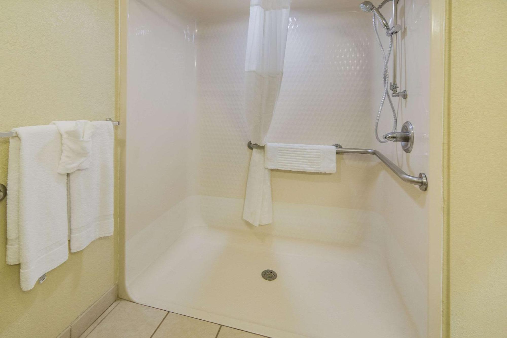 Quality Inn & Suites Roanoke - Fort Worth North מראה חיצוני תמונה