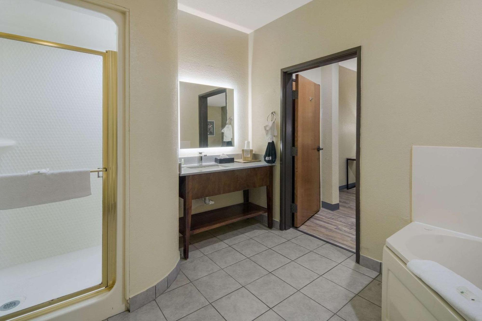 Quality Inn & Suites Roanoke - Fort Worth North מראה חיצוני תמונה
