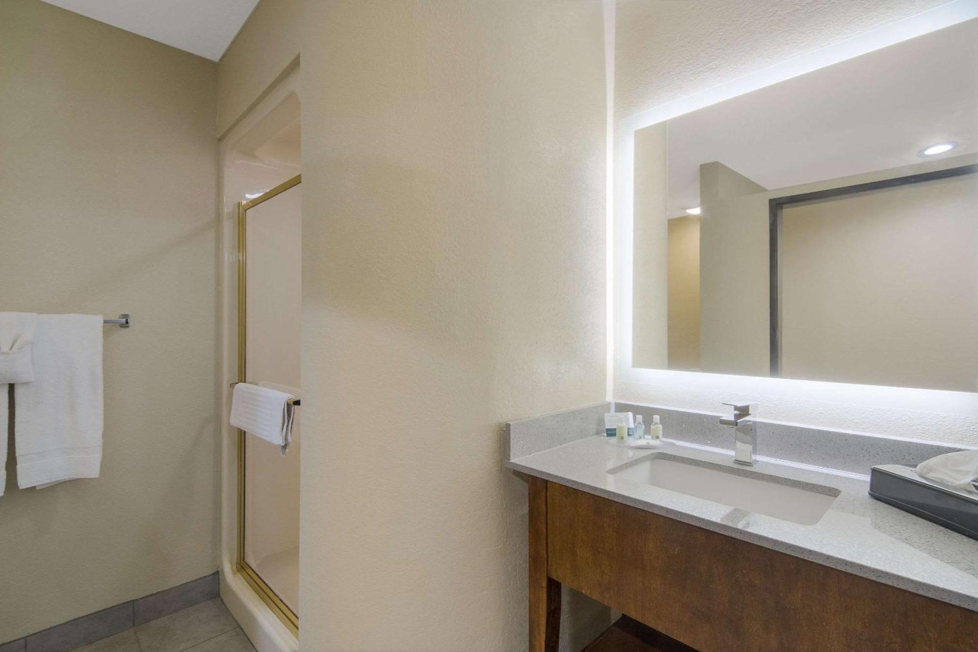 Quality Inn & Suites Roanoke - Fort Worth North מראה חיצוני תמונה