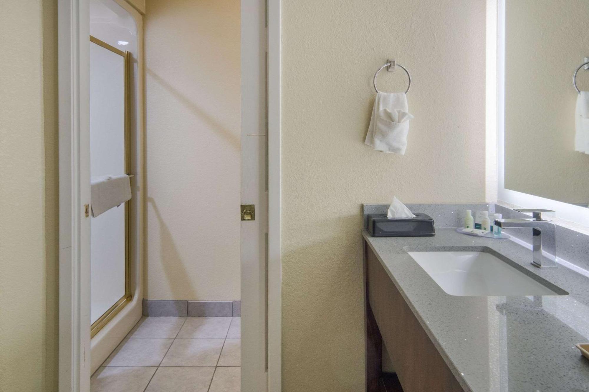 Quality Inn & Suites Roanoke - Fort Worth North מראה חיצוני תמונה