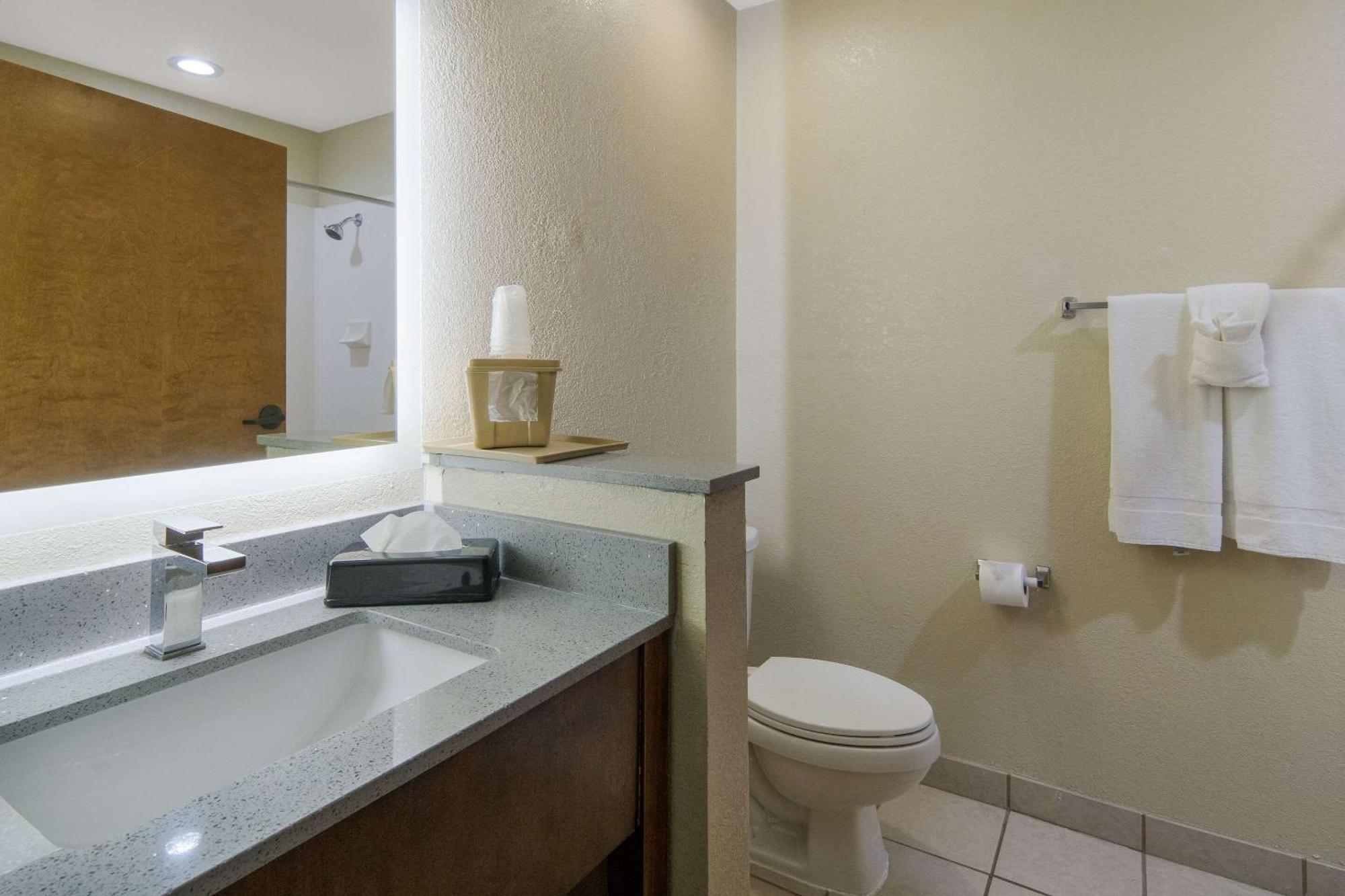 Quality Inn & Suites Roanoke - Fort Worth North מראה חיצוני תמונה
