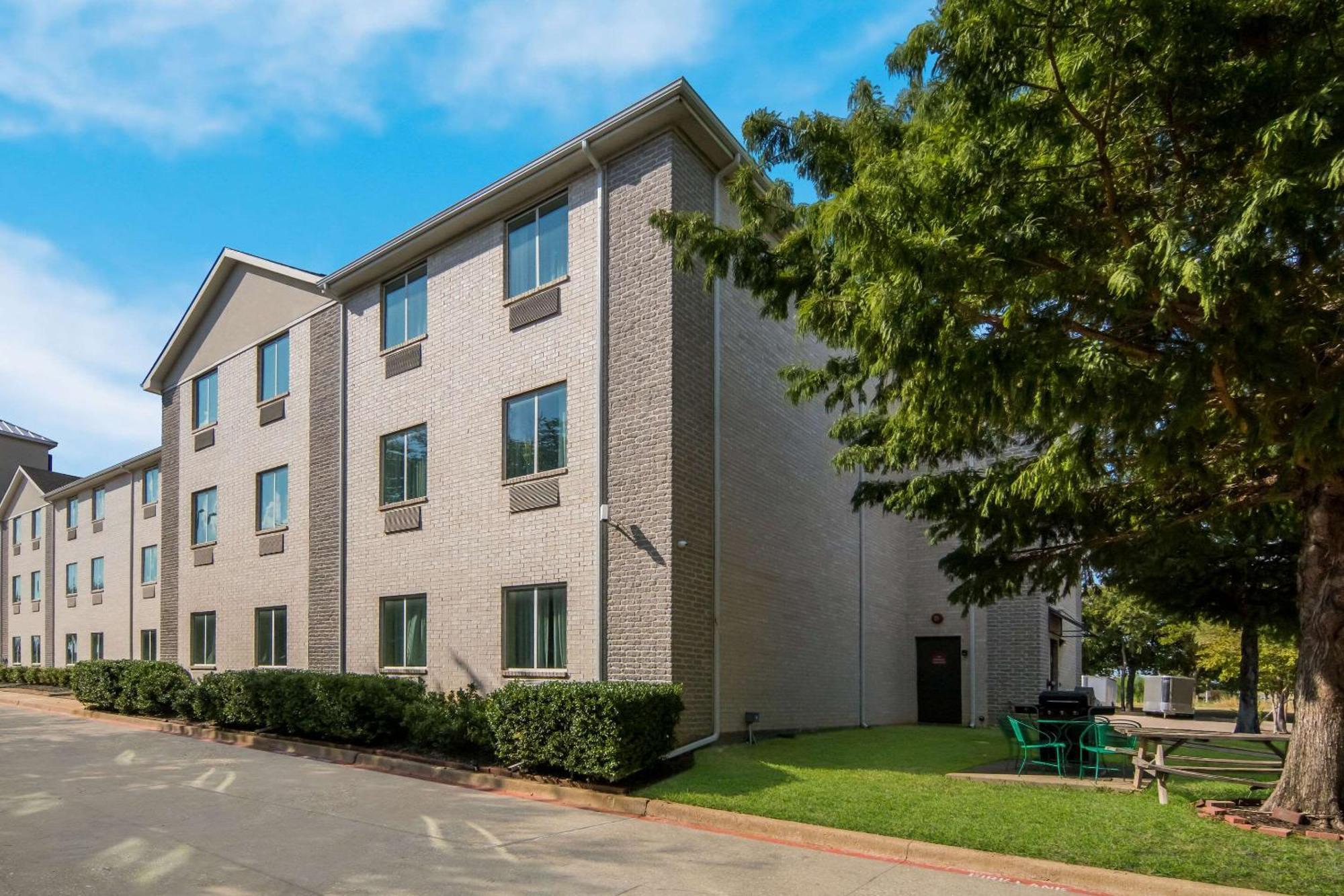Quality Inn & Suites Roanoke - Fort Worth North מראה חיצוני תמונה